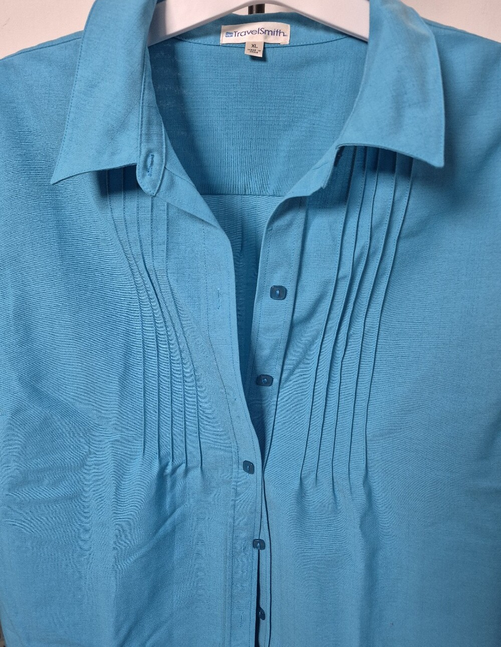 TravelSmith Women’s Bright Turquoise Pleated Button-Down Shirt